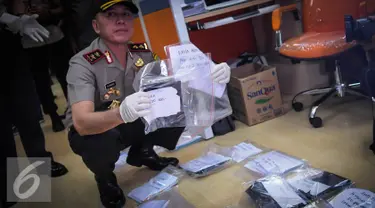 Kapolda Mochamad Iriawan menunjukkan barang bukti pungutan liar (pungli) saat operasi tangkap tangan (OTT) di Kementerian Perhubungan, Jakarta, Selasa (11/10). (Liputan6.com/Faizal Fanani)