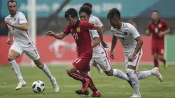 Gelandang Laos, Bounmalay Tiny, berusaha melewati kepungan pemain Hongkong pada laga Grup A Asian Games di Stadion Patriot, Jawa Barat, Jumat (10/8/2018). Hongkong menang 3-1 atas Laos. (Bola.com/Vitalis Yogi Trisna)