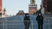 Polisi berjaga di depan pintu masuk Lapangan Merah (Red Square) di Moskow, Rusia  (7/4/2020). Hingga Selasa (7/4), dengan jumlah infeksi mencatatkan rekor kenaikan harian sebanyak 1.154 atau naik dari 954 kasus yang dicatat pada sehari sebelumnya. (Xinhua/Evgeny Sinitsyn)