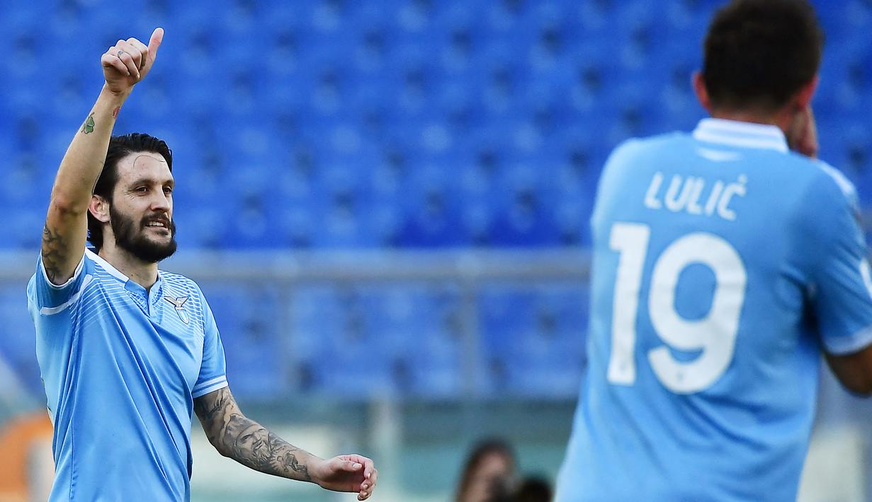 Gol semata wayang di laga tersebut dicetak oleh Luis Alberto (kiri) di menit ke-24 memanfaatkan umpan terobosan Sergej Milinkovic-Savic. (Foto: AFP/Vincenzo Pinto)