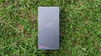 Tampak boks penjualan Asus ROG Phone 5. (Liputan6.com/ Yuslianson)