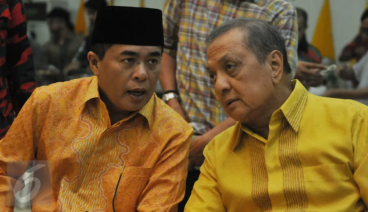 Bakal calon ketua umum Partai Golkar, Ade Komarudin ketika berbincang disela kegiatan sosialisasi Panitia Pengarah Musyawarah Nasional Luar Biasa Partai Golkar di Kantor DPP Partai Golkar, Jakarta, Senin (2/5/2016). (Liputan6.com/Johan Tallo)