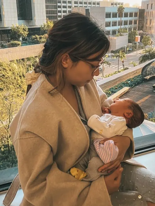 Dengan rambut dikepang, wajah no makeup, dan mengenakan kacamata. Nikita pun menggendong bayi kecilnya yang sangat lucu. @nikitawillyofficial94