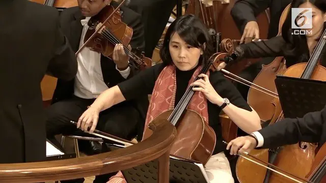 Veronica Tan dan Twilite Orchestra bersama-sama memainkan lagu Anging Mamiri.