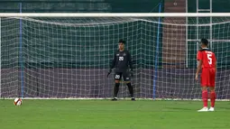 Petaka langsung menghampiri Timnas Indonesia ketika laga baru berjalan dua menit dalam laga yang berlangsung di Stadion Viet Tri, Vietnam. Wasit menunjuk titik putih usai Marc Klok menjatuhkan pemain Timor Leste di kotak terlarang. (Bola.com/Ikhwan Yanuar)