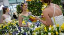 Sejumlah model memakai gaun yang dihiasi dengan bunga saat pameran bunga Keukenhof di Central Station di Utrecht, Belanda, (29/3). Pameran ini menghadirkan sekitar 20.000 bunga musim semi. (AP Photo / Peter Dejong)