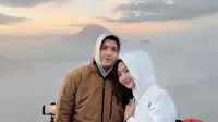 Potret Glenca Chysara dan Rendi Jhon Liburan ke Dieng (Sumber: Instagram/glencachysaraofficial)