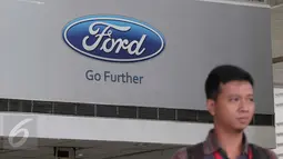 Logo perusahaan Ford di salah satu dealer di Jakarta, Selasa (26/1). Ford memastikan para konsumen dapat tetap mengunjungi dealer Ford untuk layanan penjualan, servis, dan garansi hingga beberapa waktu ke depan di tahun ini. (Liputan6.com/Angga Yuniar)