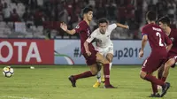 Gelandang Timnas Indonesia, Egy Maulana, berusaha merebut bola saat melawan Qatar pada laga AFC U-19 Championship di SUGBK, Jakarta, Minggu (21/10). Indonesia kalah 5-6 dari Qatar. (Bola.com/Vitalis Yogi Trisna)