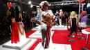 Model mengenakan kostum seksi dari karakter video game untuk mempromosikan produk dalam Tokyo Game Show 2016 di Chiba, Tokyo, (15/9). Tokyo Game Show diselenggarakan pada tanggal 15-18 September 2016. (REUTERS/Kim Kyung-Hoon)