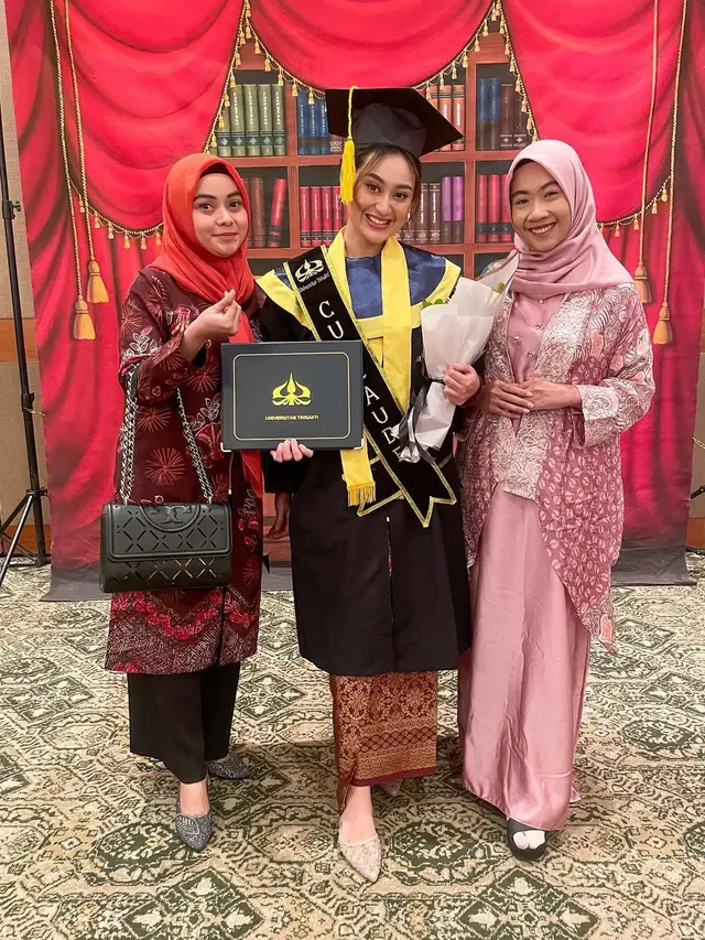 7 Momen Wisuda Memes Prameswari, Raih Gelar Magister dengan Predikat Cumlaude