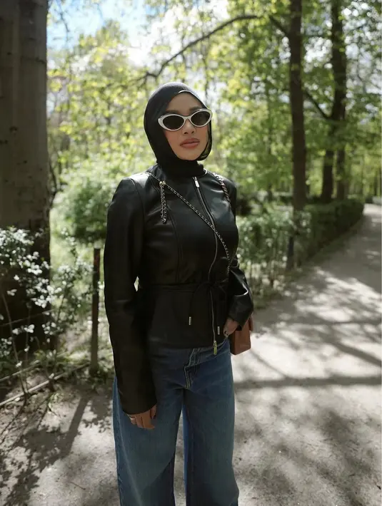 Terlihat jelas bahwa Aurel kini tampil semakin percaya diri dengan berat badan yang lebih ideal, memberikan siluet tubuh yang proporsional dan memukau. [@aurelie.hermansyah].