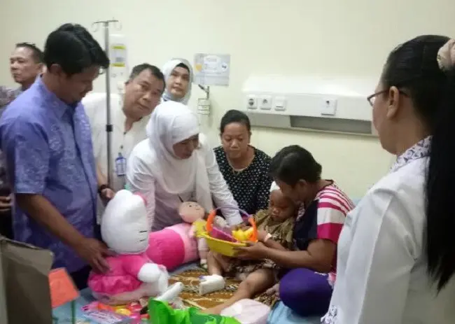 Menteri Sosial Khofifah Indar Parawansa sebelumnya hendak mengasuh Kinara, si bungsu korban selamat pembunuhan sekeluarga di Medan. (Liputan6.com/Reza Efendi)