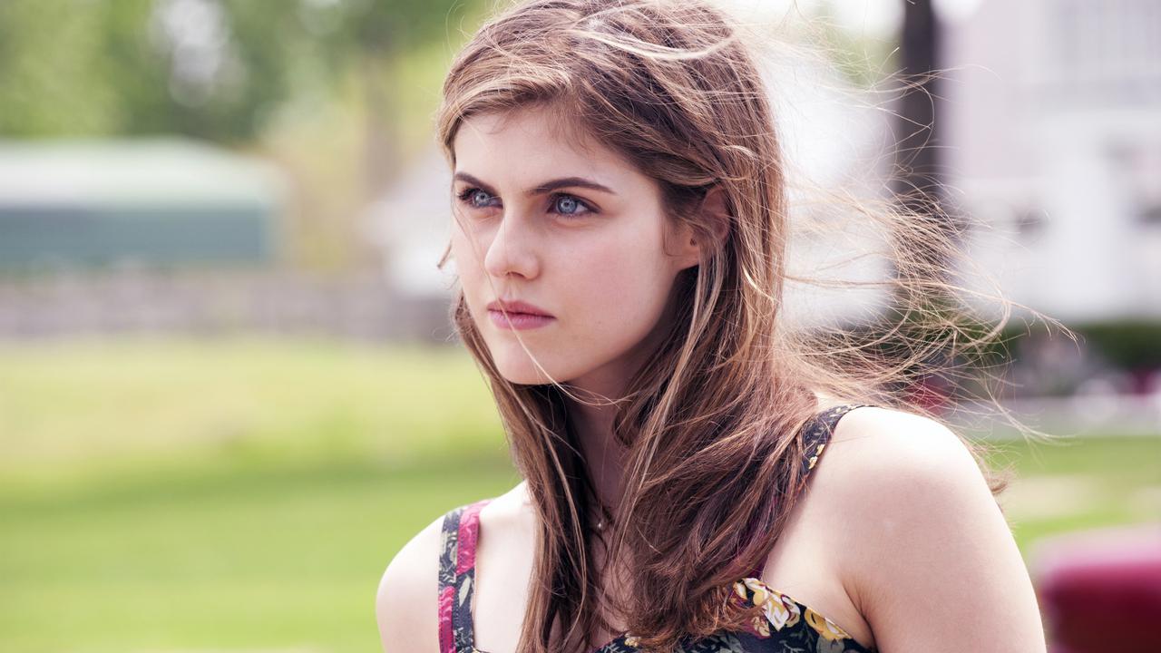 Alexandra Daddario Lebih Hot di Baywatch Ketimbang San Andreas