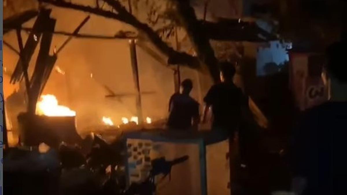 Bengkel di Gunung Sindur Kebakaran, Damkar Berjibaku Padamkan Api