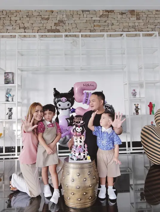 Sementara itu penampilan sang mama tak luput dari atensi.