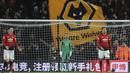 Para pemain Manchester United tampak lesu usai ditaklukkan Wolverhampton Wanderers pada laga Premier League 2019 di Stadion Molineux, Selasa (2/4). Wolverhampton menang 2-1 atas Manchester United. (AP/Rui Vieira)
