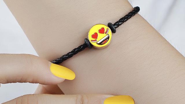 Perhiasaan dengan karakter emoji bernuasa Kemerdekaan/dok. UBS Gold