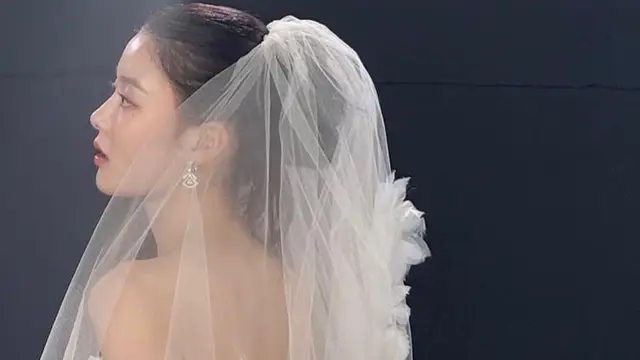 Kim Yoo-Jung dalam balutan gaun pengantin di drama Dear X