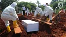 Petugas saat memakamkan pasien Covid-19 di TPU Pondok Ranggon, Jakarta Senin (7/9/2020). Petugas pemakaman mengatakan terjadi lonjakan jenazah yang terjadi dalam satu bulan lebih terakhir dengan  memakamkan lebih  30 jenazah dalam satu hari. (merdeka.com/Arie Basuki)