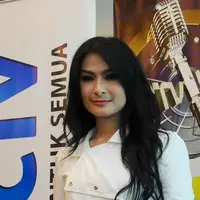 Sebagai sahabat Iis Dahlia juga ikut senang Uut Permatasari menikah. Pesannya tak usa tunda momongan.