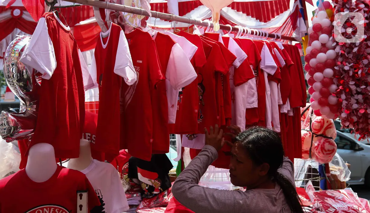 Penak-pernik yang dijajakan pedagang antara lain, umbul-umbul, aksesoris, tiang bendera hingga baju yang dijual dari harga Rp 5.000 - Rp 500.000. (Liputan6.com/Herman Zakharia)