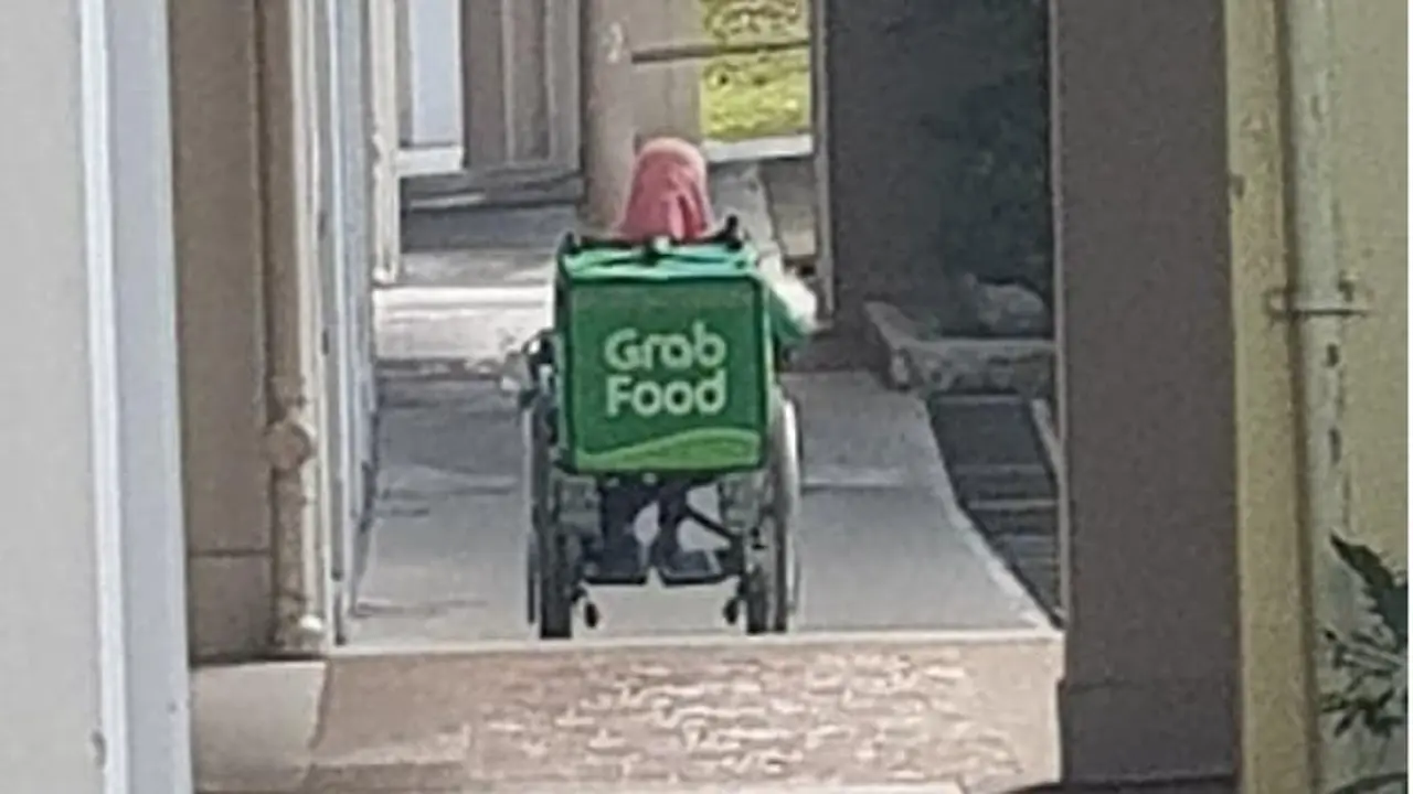 Pakai Kursi Roda, Kisah Driver Grab Food Ini Menginspirasi Netizen
