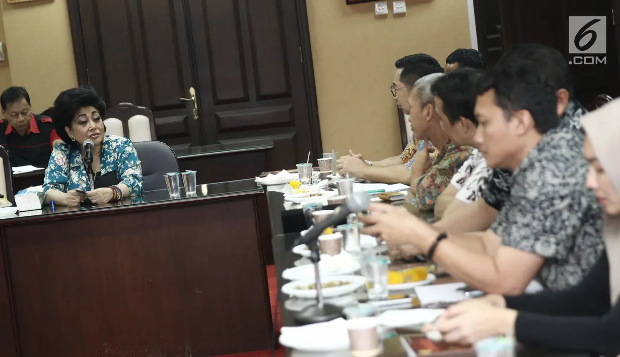 Ketua Umum Perwakilan Umat Budha Indonesia (Walubi) Hartati Murdaya memberikan sambutan saat menerima perwakilan Emtek Group di kantor Walubi Jakarta, Selasa (13/11). (Liputan6.com/Herman Zakharia)