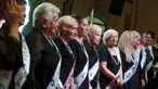 Para peserta berdiri di atas panggung saat mengikuti kontes kecantikan Miss Holocaust Survivor di Israel, Selasa (24/11). 13 wanita lansia mengikuti kontes kecantikan tahun ketiga yang diperuntukkan bagi korban selamat genosida Nazi. (REUTERS/Amir Cohen)