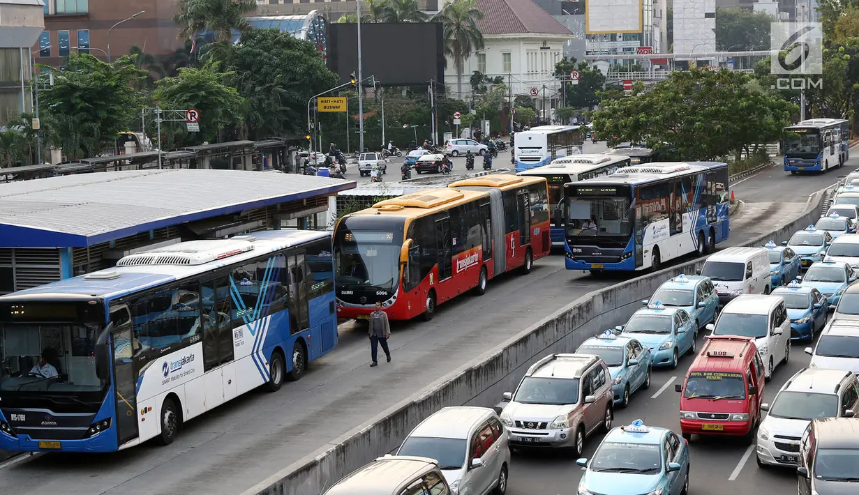 Suasana di Halte Harmoni, Jakarta, Senin (10/7). PT Transportasi Jakarta menargetkan jumlah penumpang bus Transjakarta pada tahun 2017 adalah 185 juta orang, atau naik sebanyak 50 persen. (Liputan6.com/Immanuel Antonius)