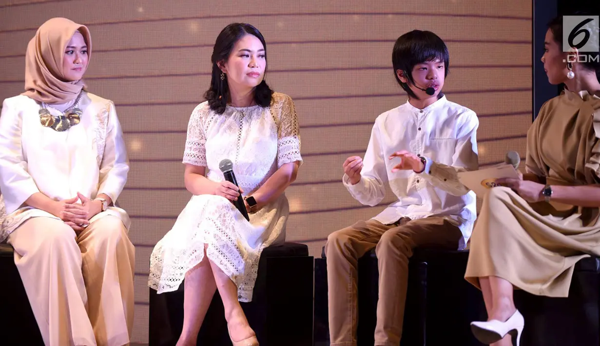 App develover cilik asal Indonesia, Yuma Soerianto (dua kanan) saat media launch S26 Procal Gold di Jakarta, Kamis (19/9/2019). Lima aplikasi buatan Yuma yang ada di App Store saat ini adalah Let's Stack, Hunger Button, Kid Calculator, Weather Duck, dan Pocket Poke. (Liputan6.com/HO/Andri)
