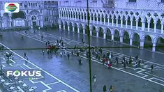 Kota Venesia kerap dipadati pejalan kaki yang memenuhi area jalanan sempit. Untuk mengatasinya, pemerintah setempat gunakan laser untuk mengatur lalu lintas manusia.