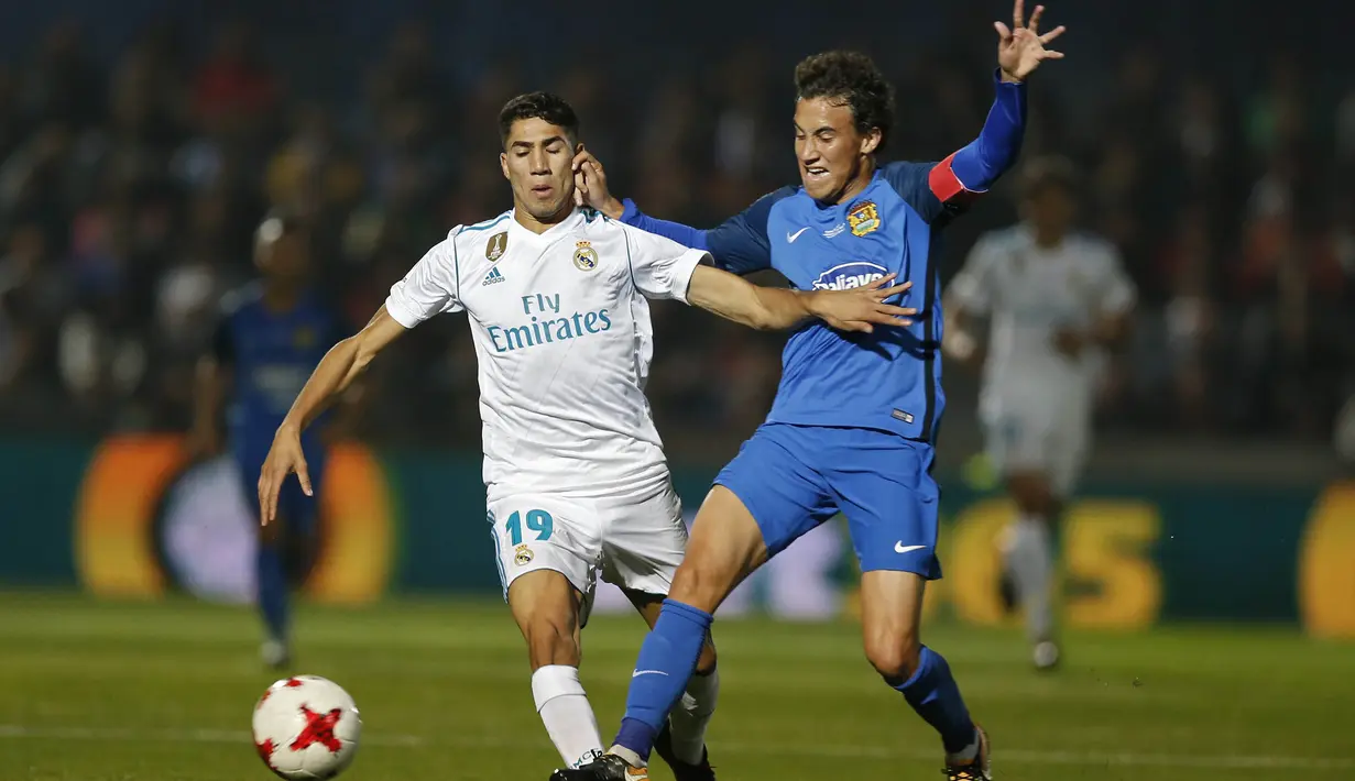 Bek Real Madrid, Achraf Hakimi, berebut bola dengan gelandang Fuenlabrada, Luis Milla, pada laga Copa del Rey di Stadion Fernando Torres, Madrid, Kamis (26/10/2017). Fuenlabrada kalah 0-2 dari Madrid. (AP/Francisco Seco)