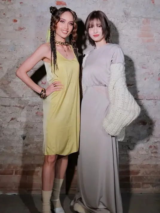 Cinta juga berkesempatan berfoto bersama salah satu member Twice, Momo. Saat itu, Momo tampil dengan  setelan abu-abu dipadukan cardigan knit putih. [@claurakiehl]