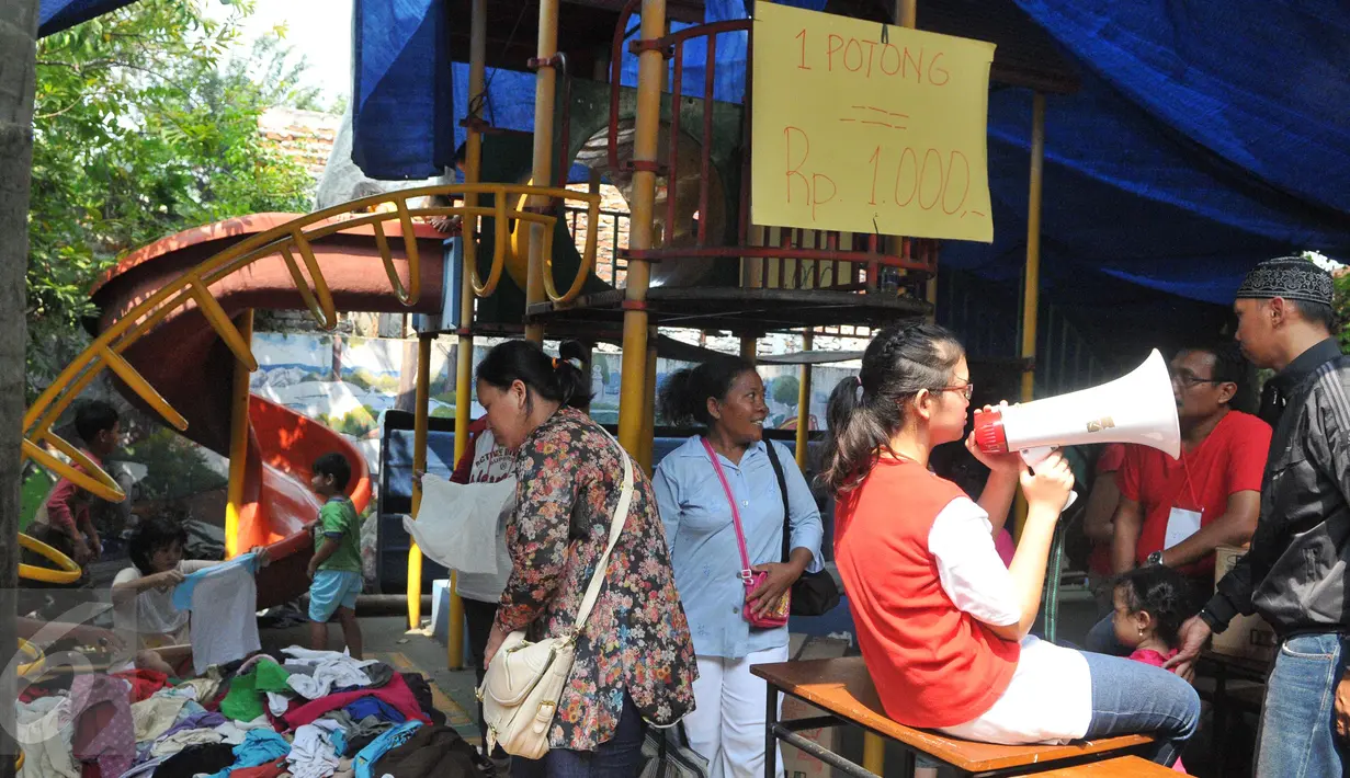 Pakaian bekas dengan harga yang sangat murah digelar oleh Rumah Hati Suci, Jakarta, Minggu (21/6/2015). Warga terlihat  antusias membeli pakaian di pasar murah tersebut. (Liputan6.com/Herman Zakharia)