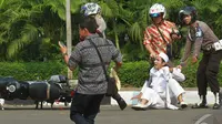Petugas berhasil menangkap anggota FPI yang memakai pakaian serba putih, Jakarta, (3/10/14). (Liputan6.com/Herman Zakharia)