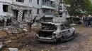 Di Zaporizhzhia, satu orang tewas dan 10 lainnya luka-luka, sementara lebih dari 70 ribu warga sempat kehilangan pasokan listrik untuk sementara. Tampak dalam foto, mobil-mobil yang terbakar dan bangunan tempat tinggal yang rusak terlihat setelah serangan Rusia di Zaporizhzhia, Ukraina, Minggu 5 Oktober 2025. (AP Photo/Kateryna Klochko)