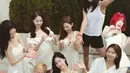Para member tampil super cantik mengenakan dress dengan gaya khas masing-masing. [Foto: Instagram/_wan_yul]