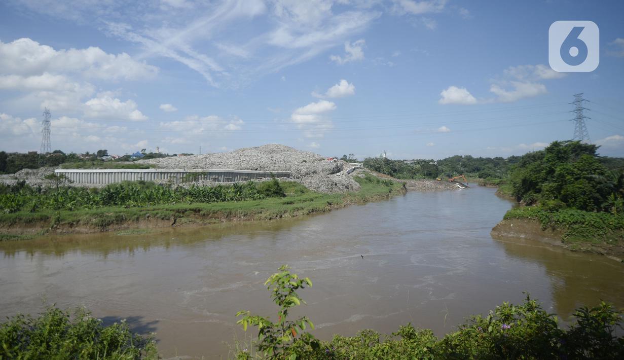 Pemandangan sampah yang longsor di TPA Cipeucang, Serpong, Tangerang Selatan, Banten, Sebtu (23/5/2020). Turap penahan sampah TPA Cipeucang longsor pada 22 Mei 2020 dan hampir menutupi aliran Sungai Cisadane yang berada di sebelahnya. (merdeka.com/Dwi Narwoko