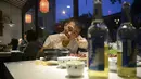 Pengunjung menyantap menu kepala kelinci di sebuah restoran di Chengdu, ibu kota Provinsi Sichuan di barat daya China, 8 September 2016. Otak kelinci di negeri tirai bambu ini menjadi salah satu menu favorit warga lokal maupun asing. (WANG ZHAO/AFP)