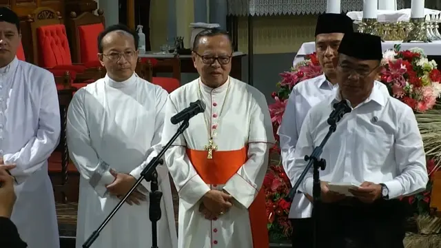 Menko PMK Muhadjir Effendy bersama Uskup Ignatius Kardinal Suharyo  di Gereja Katedral, Jakarta, Minggu (24/12/2023).