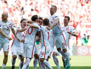 Polandia melaju ke perempat final Piala Eropa 2016 setelah mengalahkan Swiss lewat adu penalti 5-4 setelah sebelumnya imbang 1-1 di waktu normal dan perpanjangan waktu. (Reuters/Kai Pfaffenbach)