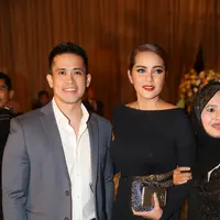 Pasangan Olla Ramlan dan suaminya, Muhammad Aufar Hutapea tampak serasi saat hadir di pesta pernikahan Nabila dan Reshwara. Olla tampil anggun dengan gaun hitam panjang serta didampingi suaminya yang juga tampan. (Fathan Rangkuti/Bintang.com)