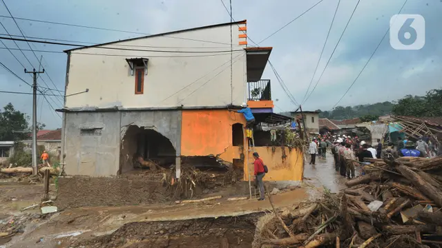 FOTO: Tim SAR Bersihkan Material Longsor Usai Banjir Bandang Sukabumi