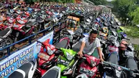 Petugas menata motor milik para peserta mudik gratis dari Kemenhub di Lapangan Gudang Bulog, Jakarta, Rabu (23/7/14). (Liputan6.com/Faizal Fanani)