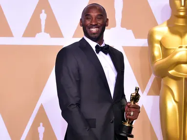 Kobe Bryant berpose sambil memegang Piala Oscar 2018 usai meraih penghargaan di Academy Awards ke-90 di Hollywood, California (3/4). Bryant berhasil merebut satu piala untuk kategori film animasi pendek terbaik. (AFP/Frederic J. Brown)