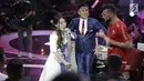 Pedangdut, Via Vallen mengajak Marko Simic bernyanyi dan berjoget di atas panggung peluncuran Liga 1 2018 di Studio 5 Indosiar, Senin (19/3). Via merasa momen di atas panggung bersama pemain sepak bola tidak sering terjadi. (Liputan6.com/Faizal Fanani)