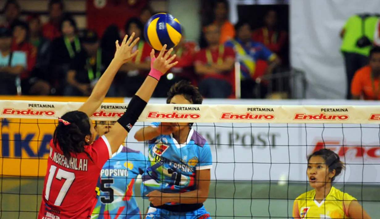 Pevoli putri Jakarta Electric PLN, Wilda Nurfadhila (kiri) mencoba menahan smesh pemain Jakarta PGN Popsivo saat laga Pertamina Proliga 2015 di Dome Balikpapan, (8/2/2015). Jakarta PGN Popsivo unggul 3-2. (Liputan6.com/Helmi Fithriansyah)
