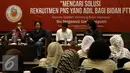 Pelindung IBI, Megawati Soekarnoputri (kedua kiri) bersama Mensesneg Pratikno (kiri), Menteri PANRB, Yuddy Chrisnandi dan Menkes, Nila F Moeloek saat menghadiri forum diskusi bersama Ikatan Bidan Indonesia, Jakarta (2/5). (Liputan6.com/Helmi Afandi)