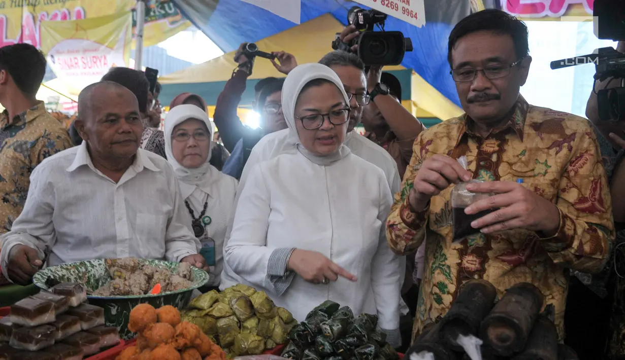 Plt Gubernur DKI Jakarta, Djarot Saiful Hidayat dan Kepala BPOM Penny Lukito saat membeli jajanan takjil di pasar Benhil, Jakarta, Jumat (2/6). Djarot meninjau pasar takjil Benhil serta membeli aneka makanan takjil tradisional. (Liputan6.com/Yoppy Renato)